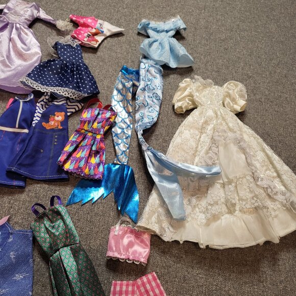Assorted Barbie clothes. Dresses, outfits, mermaid - Picture 5 of 5
